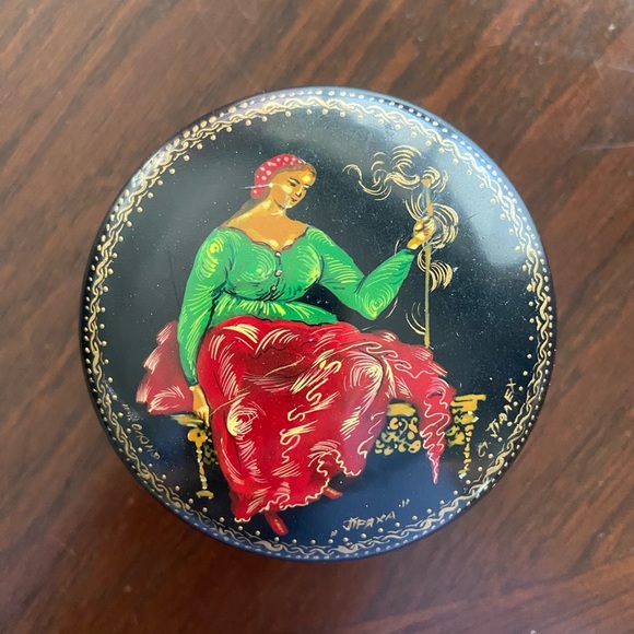 Vintage Russian Lacquer Trinket Box Hand Painted Artist Signed - Picture 2 of 14